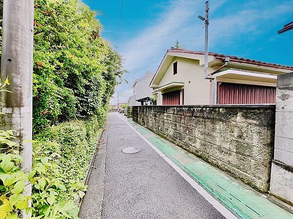 広々とした前面道路に面し、車の出し入れがしやすい現地外観。ゆとりある駐車スペースと開放感のある立地が魅力で、毎日の暮らしに快適さと安心をもたらすマイホームです。