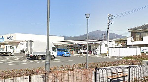 セブンイレブン平塚南金目店 徒歩14分。コンビニが利用でき、急な買い物や日常のちょっとした用事にも便利な環境です。 1070m