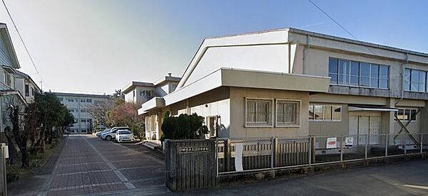 小田原市立酒匂中学校 徒歩24分。中学校があり、落ち着いた環境で学べる安心感が子育て世帯に支持されています。 1850m