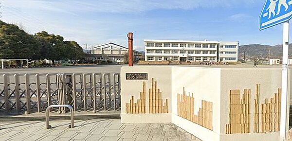 南足柄市立福沢小学校 徒歩7分。小学校があり、通学の安心感と子育て世帯に嬉しい教育環境が整います。 550m