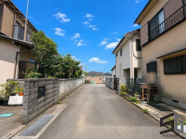 広々とした前面道路に面し、車の出し入れがしやすい現地外観。ゆとりある駐車スペースと開放感のある立地が魅力で、毎日の暮らしに快適さと安心をもたらすマイホームです。