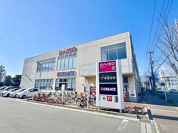 ヤオマサ鴨宮店 徒歩8分。スーパーが揃い、毎日の買い物がスムーズ。新鮮な食材で家族の食卓を支えます。 630m