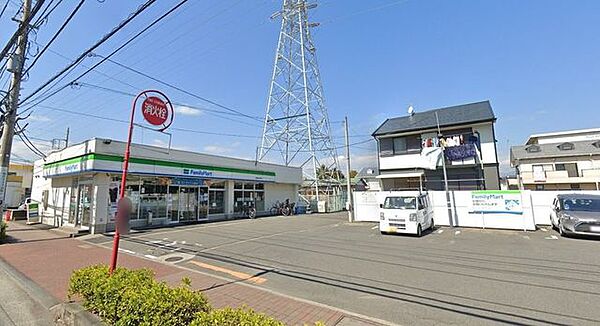 ファミリーマート鴨宮巡礼街道店 徒歩5分。コンビニが利用でき、急な買い物や日常のちょっとした用事にも便利な環境です。 360m