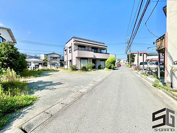 広々とした前面道路に面し、車の出し入れがしやすい現地外観。ゆとりある駐車スペースと開放感のある立地が魅力で、毎日の暮らしに快適さと安心をもたらすマイホームです。