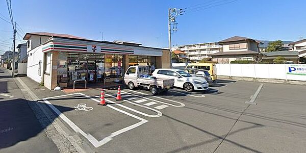 セブンイレブン小田原蓮正寺店 徒歩6分。コンビニが利用でき、急な買い物や日常のちょっとした用事にも便利な環境です。 410m