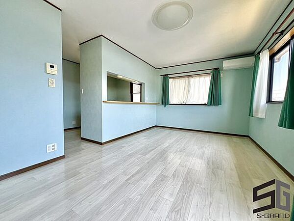 光あふれる広々としたリビングは、家族が自然と集まる憩いの空間。開放感のあるレイアウトと心地よい採光が、毎日の暮らしを明るく快適に彩るマイホームの中心です。