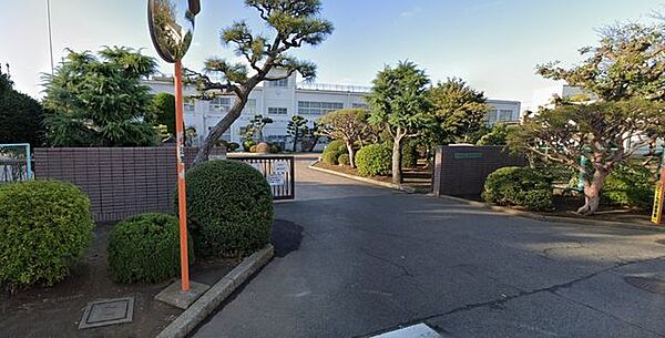 平塚市立大野中学校 徒歩9分。中学校があり、落ち着いた環境で学べる安心感が子育て世帯に支持されています。 660m