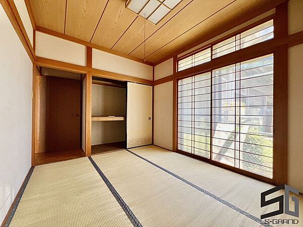 明るい陽射しが差し込む洋室は、くつろぎや趣味の時間に最適な空間。シンプルで上質なデザインが、日々の暮らしに心地よい落ち着きをもたらすマイホームの一部です。