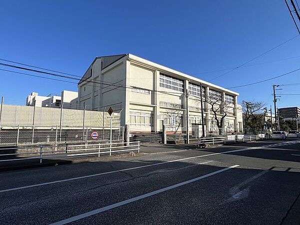 平塚市立松原小学校 徒歩32分。小学校があり、通学の安心感と子育て世帯に嬉しい教育環境が整います。 2550m