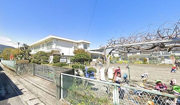 南足柄市立岡本幼稚園 徒歩3分。幼稚園や保育園が整い、小さなお子さまの通園も安心。子育て世帯に嬉しい環境です。 170m