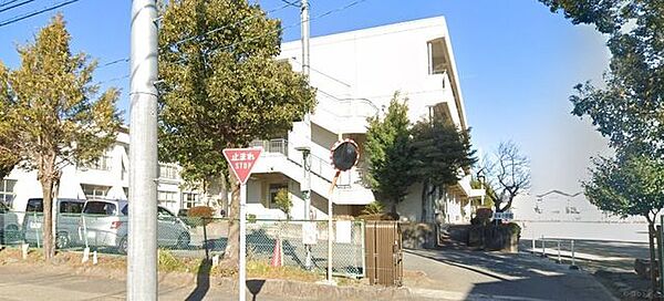 南足柄市立岡本小学校 徒歩7分。小学校があり、通学の安心感と子育て世帯に嬉しい教育環境が整います。 550m