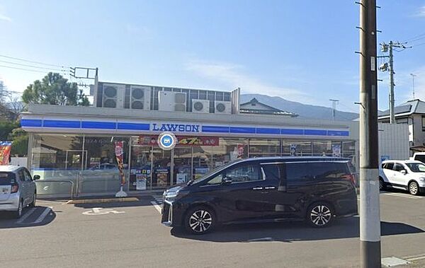 ローソン南足柄岩原店 徒歩10分。コンビニが利用でき、急な買い物や日常のちょっとした用事にも便利な環境です。 760m