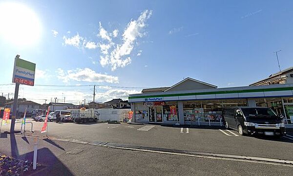 ファミリーマート小田原国府津店 徒歩7分。コンビニが利用でき、急な買い物や日常のちょっとした用事にも便利な環境です。 520m
