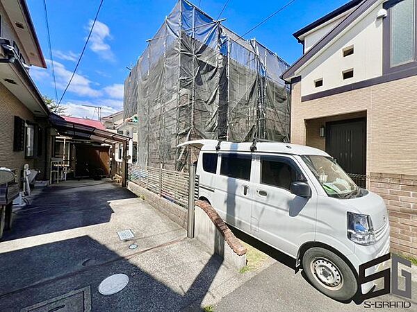 広々とした前面道路に面し、車の出し入れがしやすい現地外観。ゆとりある駐車スペースと開放感のある立地が魅力で、毎日の暮らしに快適さと安心をもたらすマイホームです。