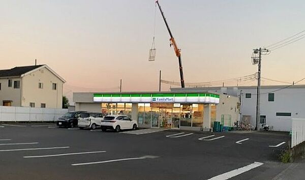 ファミリーマート小田原新屋店 徒歩7分。コンビニが利用でき、急な買い物や日常のちょっとした用事にも便利な環境です。 560m