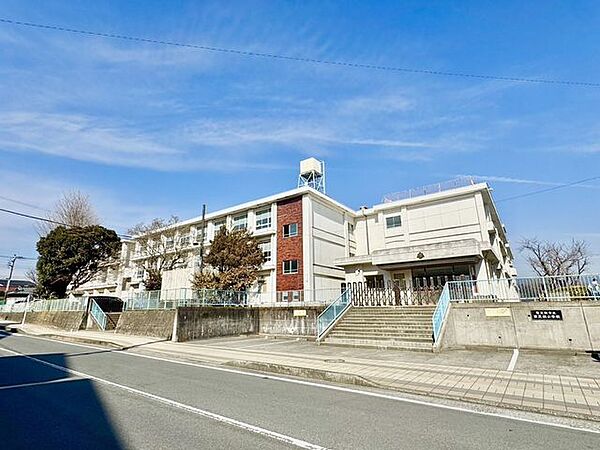 南足柄市立南足柄小学校 徒歩13分。小学校があり、通学の安心感と子育て世帯に嬉しい教育環境が整います。 1020m