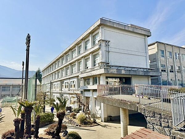 南足柄市立南足柄中学校 徒歩11分。中学校があり、落ち着いた環境で学べる安心感が子育て世帯に支持されています。 880m