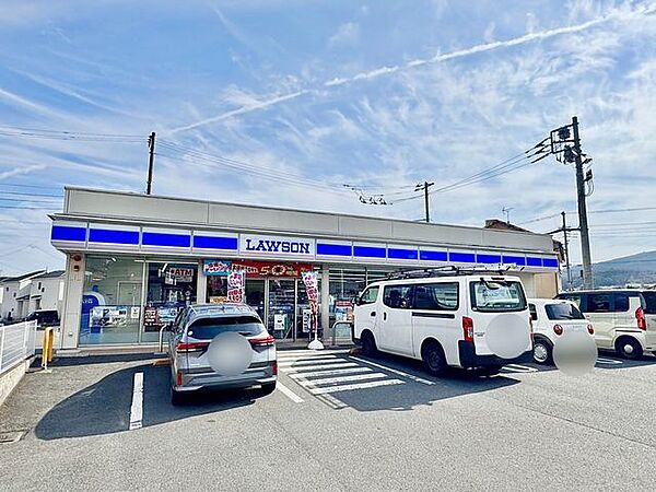 ローソン南足柄飯沢店 徒歩4分。コンビニが利用でき、急な買い物や日常のちょっとした用事にも便利な環境です。 320m