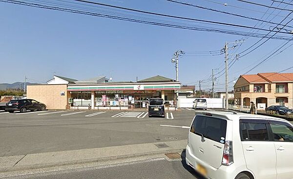 セブンイレブン南足柄関本店 徒歩11分。コンビニが利用でき、急な買い物や日常のちょっとした用事にも便利な環境です。 850m