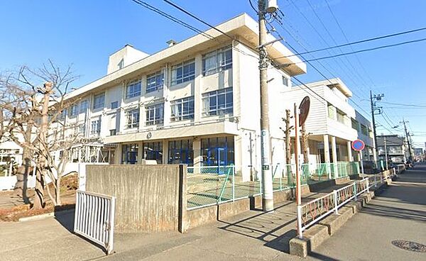 相模原市立清新中学校 徒歩16分。中学校があり、落ち着いた環境で学べる安心感が子育て世帯に支持されています。 1240m
