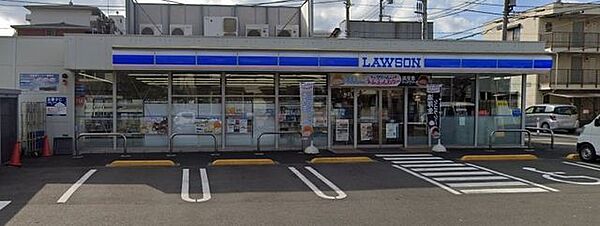 ローソン相模原小山二丁目店 徒歩10分。コンビニが利用でき、急な買い物や日常のちょっとした用事にも便利な環境です。 740m