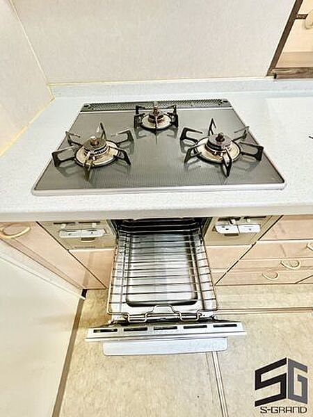 調理の幅を広げるグリルは、魚や肉を手軽においしく仕上げられる便利な設備。キッチン作業をスムーズにし、毎日の食卓を豊かに彩るマイホームの頼もしいパートナーです。