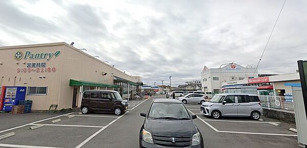 小田原百貨店栢山店 徒歩10分。スーパーが揃い、毎日の買い物がスムーズ。新鮮な食材で家族の食卓を支えます。 790m