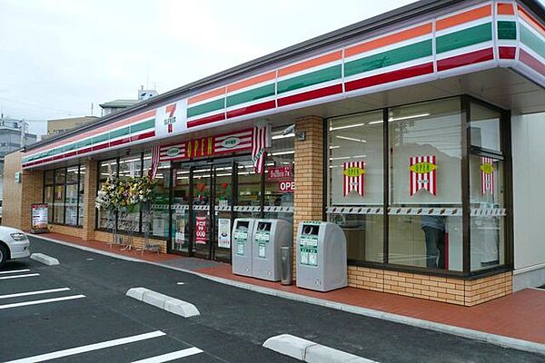 セブンイレブン小田原栢山店 徒歩9分。コンビニが利用でき、急な買い物や日常のちょっとした用事にも便利な環境です。 720m