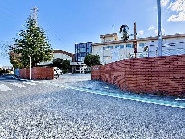 小田原市立城北中学校 徒歩9分。中学校があり、落ち着いた環境で学べる安心感が子育て世帯に支持されています。 680m