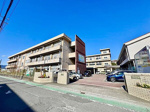 小田原市立鴨宮中学校 徒歩14分。中学校があり、落ち着いた環境で学べる安心感が子育て世帯に支持されています。 1050m