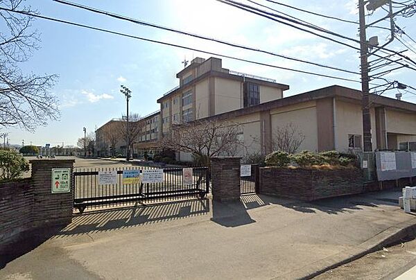 小田原市立豊川小学校 徒歩8分。小学校があり、通学の安心感と子育て世帯に嬉しい教育環境が整います。 630m