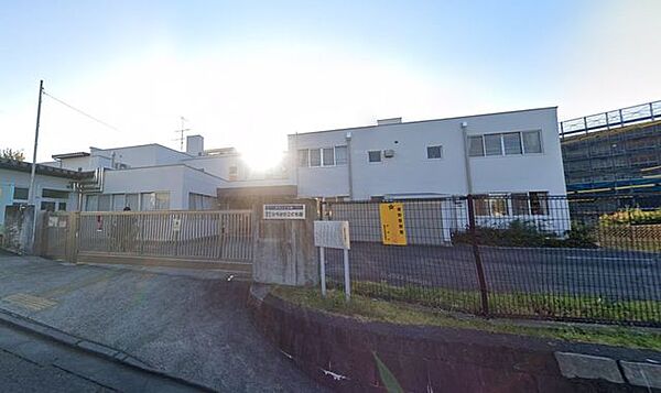 秦野市立ひろはたこども園 徒歩20分。幼稚園や保育園が整い、小さなお子さまの通園も安心。子育て世帯に嬉しい環境です。 1590m