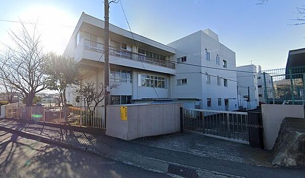 秦野市立大根小学校 徒歩25分。小学校があり、通学の安心感と子育て世帯に嬉しい教育環境が整います。 1940m