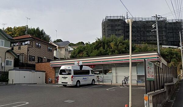 セブンイレブン秦野南矢名店 徒歩15分。コンビニが利用でき、急な買い物や日常のちょっとした用事にも便利な環境です。 1140m