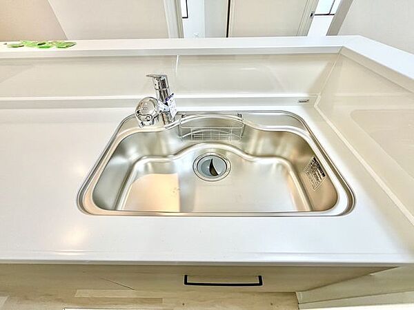 広々としたシンクは、調理や洗い物をスムーズにこなせるキッチンの中心。お手入れしやすく清潔を保ちやすい設計が、毎日の家事を快適にサポートするマイホームの魅力です。