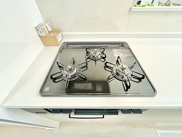 使いやすいコンロは、調理のしやすさと安全性を兼ね備えたキッチンの要。火力調整がしやすく、毎日の料理を快適にサポートするマイホームの頼れる設備です。