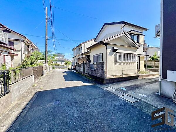 広々とした前面道路に面し、車の出し入れがしやすい現地外観。ゆとりある駐車スペースと開放感のある立地が魅力で、毎日の暮らしに快適さと安心をもたらすマイホームです。