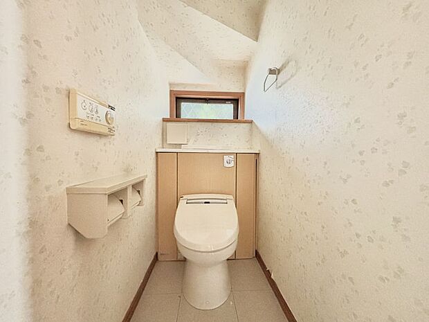 快適なウォシュレット付きトイレ◎お洒落な壁紙で清潔感があります！窓・収納付きの広々としたトイレです◎