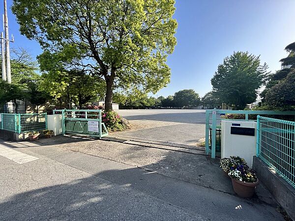 柏第八小学校　徒歩約3分（約240ｍ）教育目標「自分の考えを持って行動できる子、自分も相手も大切にできる子、あたりまえのことをあたりまえにできる子」