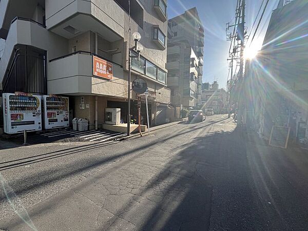 コンビニ・スーパー・バス停が徒歩10分圏内に揃っております☆