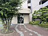 外観：白で統一された爽やかなエントランス。