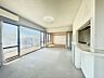 室内：お部屋がバルコニーに面しているので、明るい光が差し込んできますね。