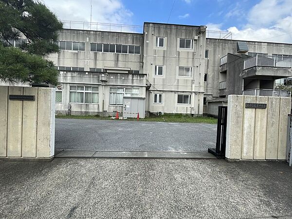 松葉中学校まで　900m　徒歩約12分●目指す生徒像「好奇心にあふれ、生きた学びができる」「自ら考え、判断し、行動できる」「思いやりのあるコミュニケーションができる」