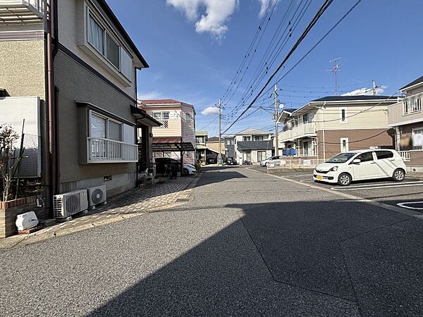 閑静な住宅街なので周囲の住宅とも程よい距離があります！