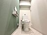トイレ：ダブルホルダー付きのトイレです。棚付きのためトイレットペーパーや掃除道具など収納でき便利です。
