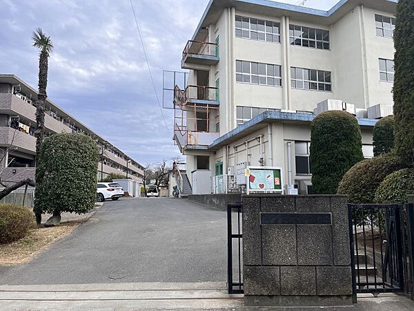 松ヶ丘小学校まで790m　徒歩約10分