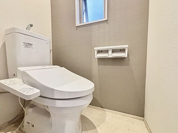 清潔感あるトイレは温水洗浄便座機能が完備されています♪