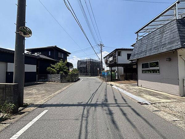 前面道路は約5.8ｍ。交通量も少なく、運転が苦手な方でもラクラク駐車♪
