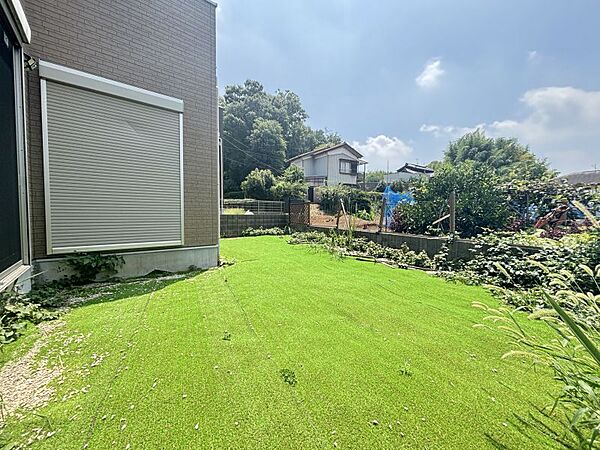 お庭付きの戸建てで、家族との時間や趣味を楽しむ暮らしが実現します♪ガーデニングや家庭菜園、休日のバーベキューにも最適な屋外空間です！