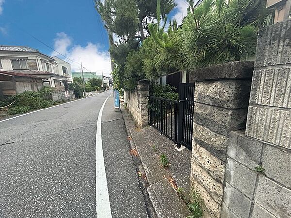 南東側公道幅員約7.4ｍ、間口約8.2ｍ。